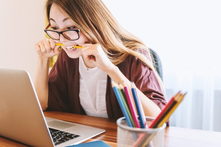 Les Avantages et Défis de l’Éducation en Ligne